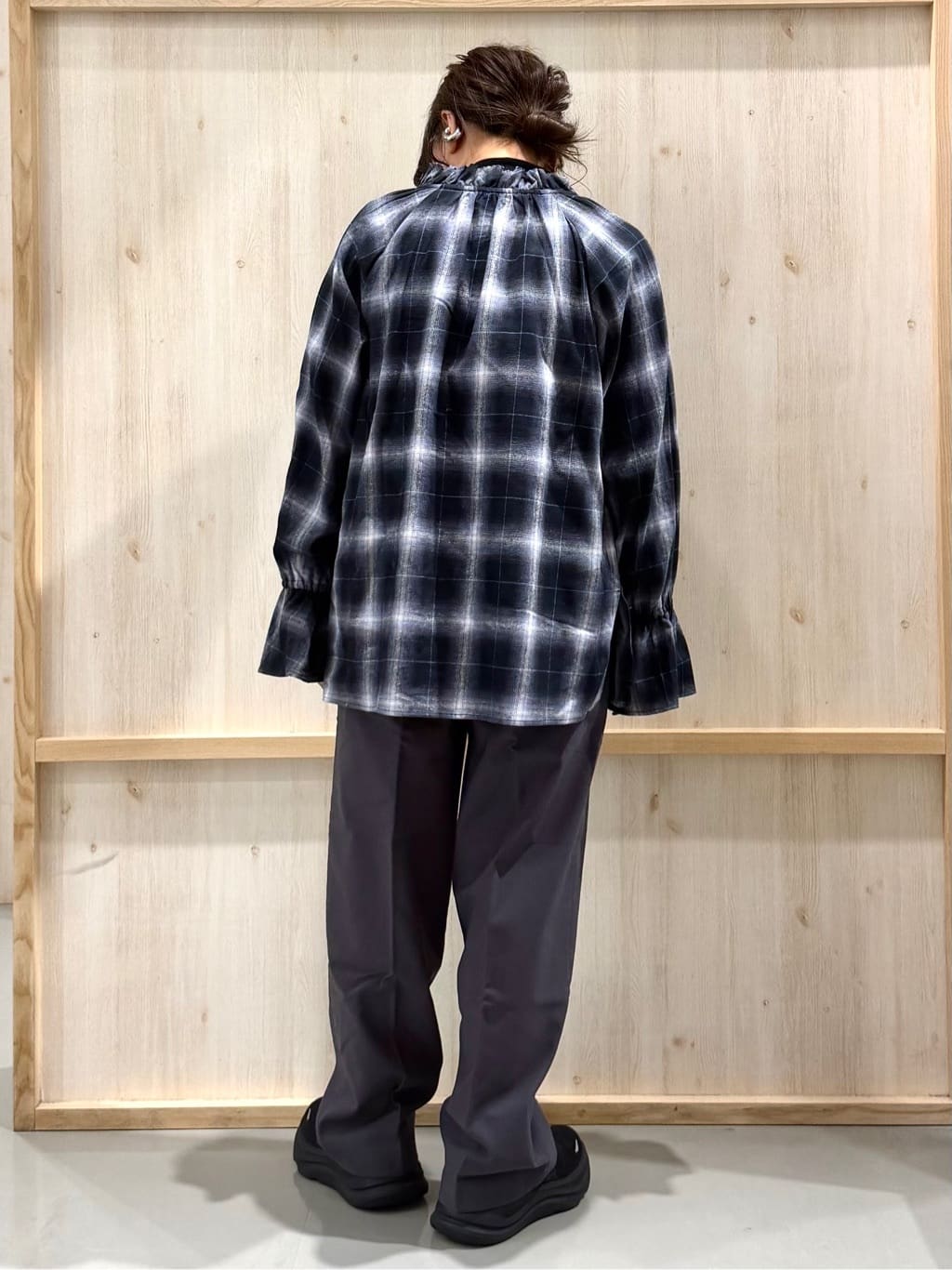 nanaさんの「THE SHOP TK｜起毛オンブレフリルブラウス」を使ったコーディネート