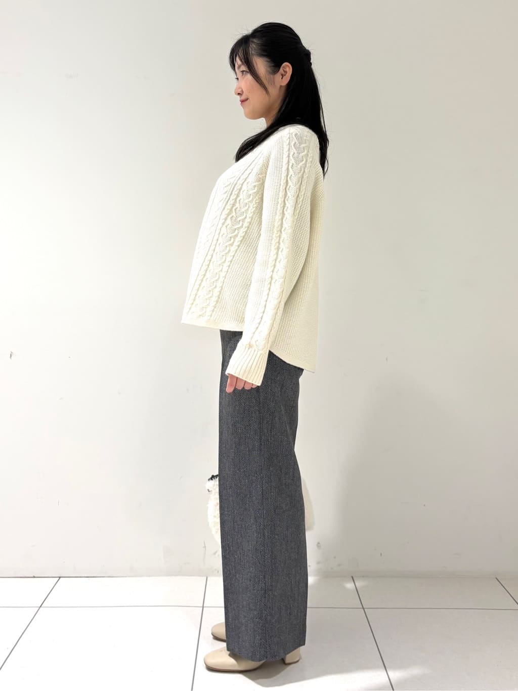 momokoさんの「INDIVI｜【洗える】ケーブルデザイン ラウンドヘムニット」を使ったコーディネート