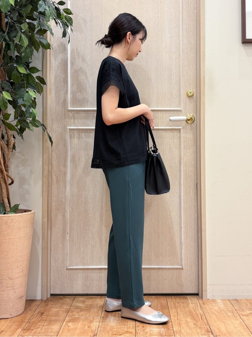 なみさんの「SHOO･LA･RUE｜【S-LL/ひんやり】インせず決まる 楽してきれいなレース付きトップス」を使ったコーディネート
