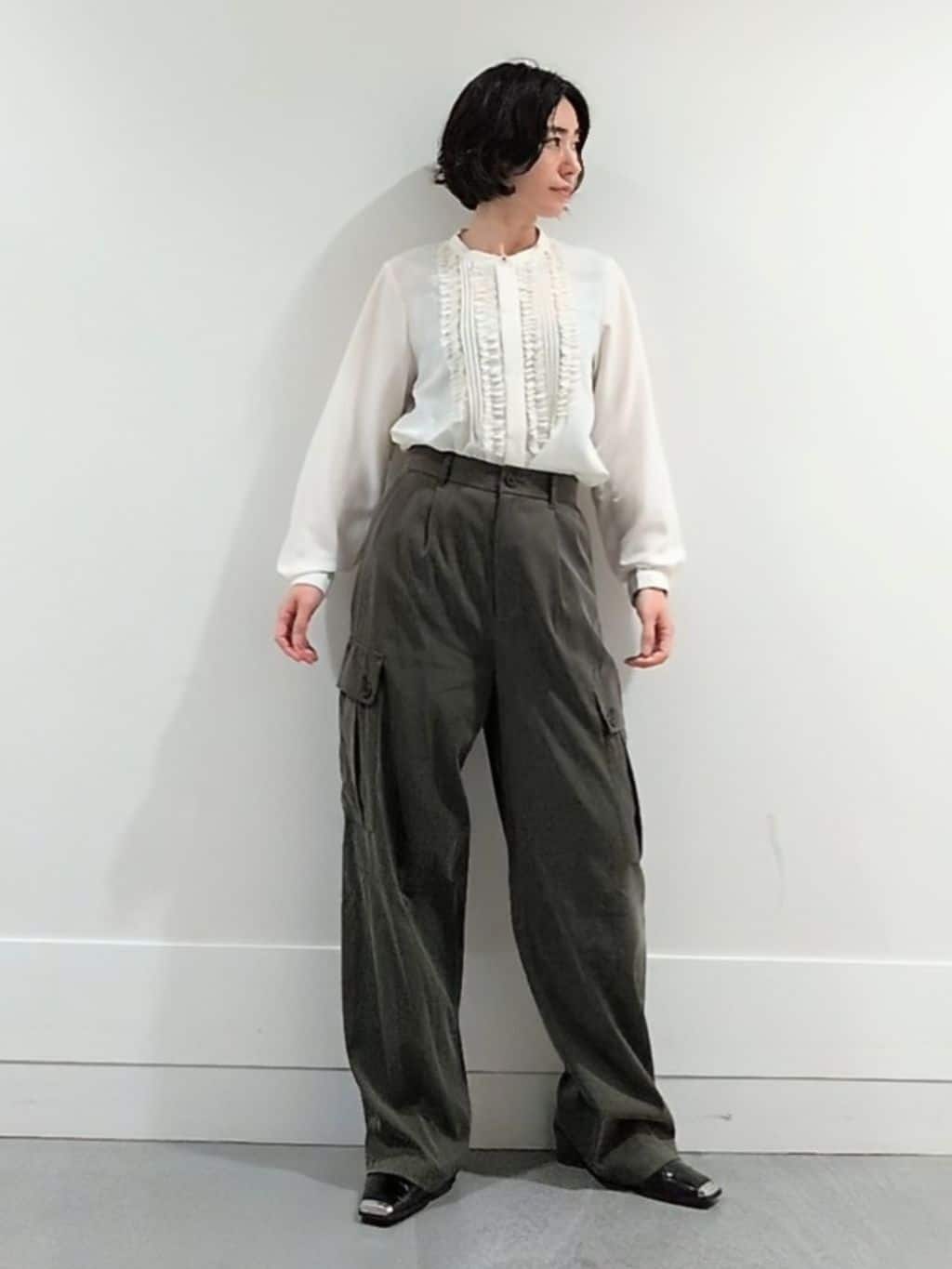 ミズタさんの「UNTITLED｜【1枚で着映え/オンオフ着回し】フリルサテンブラウス」を使ったコーディネート