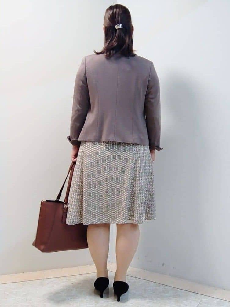 エリさんの「Reflect｜【きちんと見え／セットアップ可／通勤におすすめ◎】ペプラムプリントブラウス」を使ったコーディネート