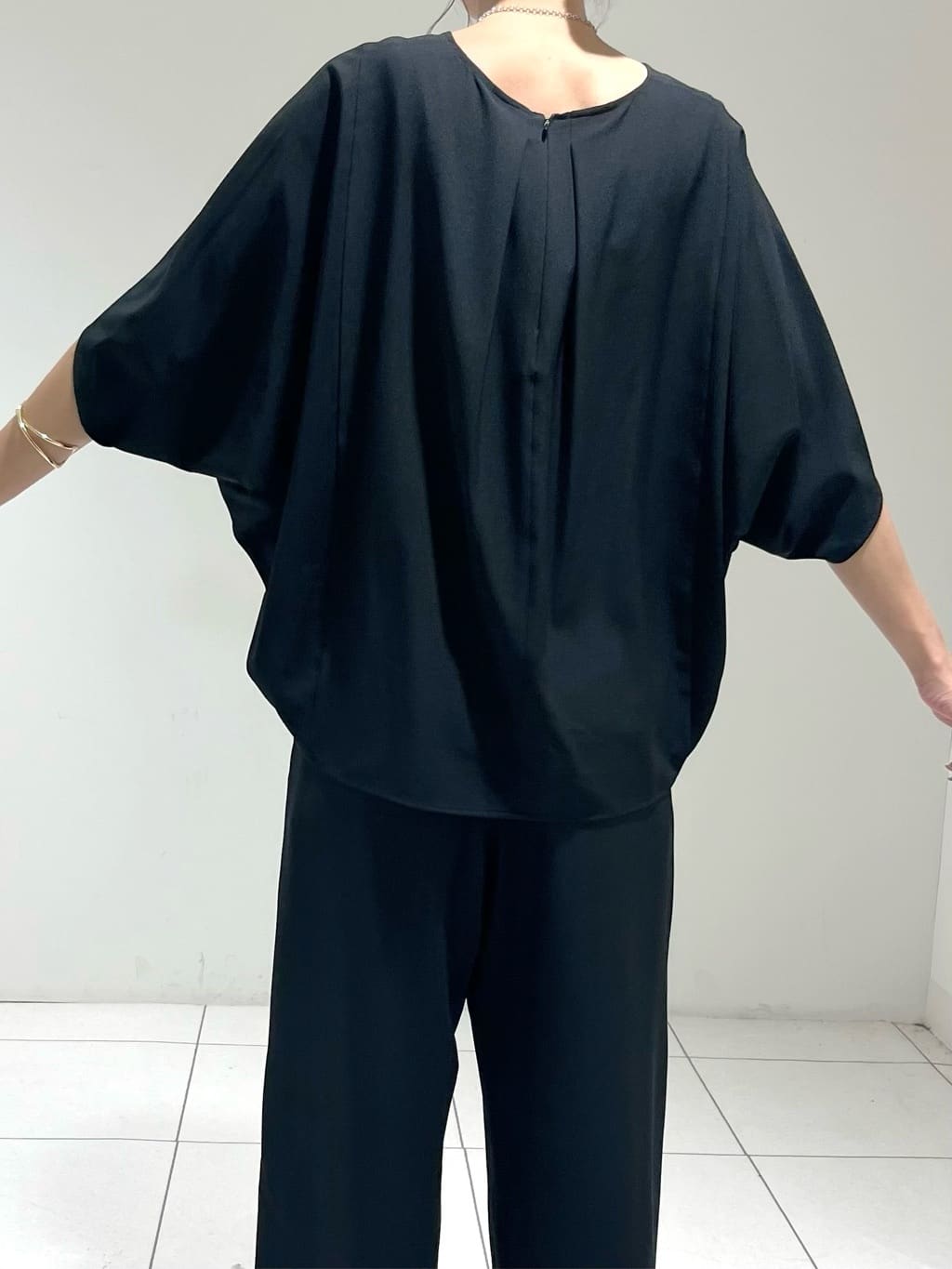 shioriさんの「INDIVI｜【体型カバー/SETUP可能】ジョーゼット　ドルマンブラウス」を使ったコーディネート