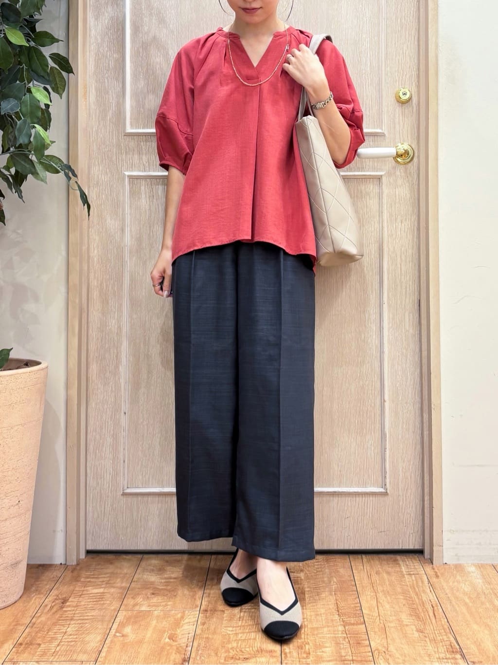 なみさんの「SHOO･LA･RUE｜【S-LL/洗濯後しわになりにくい】ランタンスリーブで女性らしく 5分袖スキッパーブラウス」を使ったコーディネート