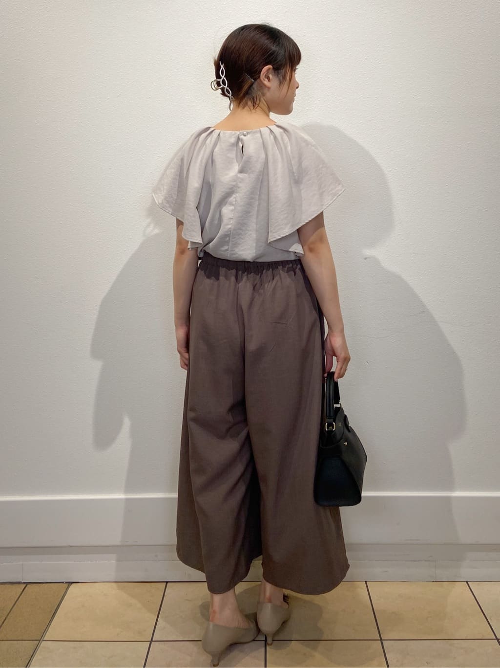 kimiさんの「index｜《7色展開／S-LLサイズ》フリルタックスリーブキーネックブラウス【吸水速乾／洗濯機可／イージーアイ」を使ったコーディネート