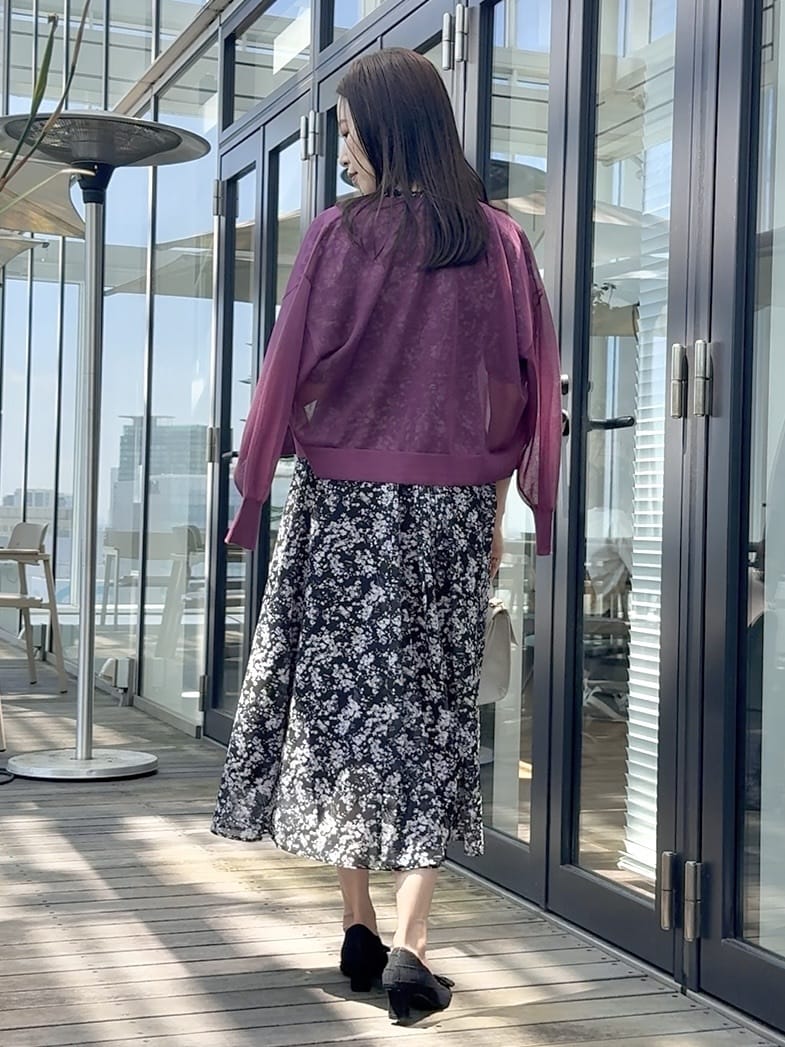 teiさんの「Couture brooch｜【一枚で着映える・通勤】Vネックフラワーワンピース」を使ったコーディネート
