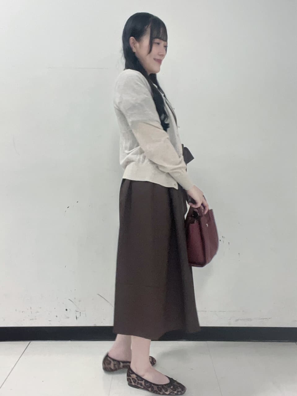 Hitomiさんの「index｜《7色展開／XS-LLサイズ》ビジューボタンクルーネックカーディガン【洗濯機洗い可】」を使ったコーディネート