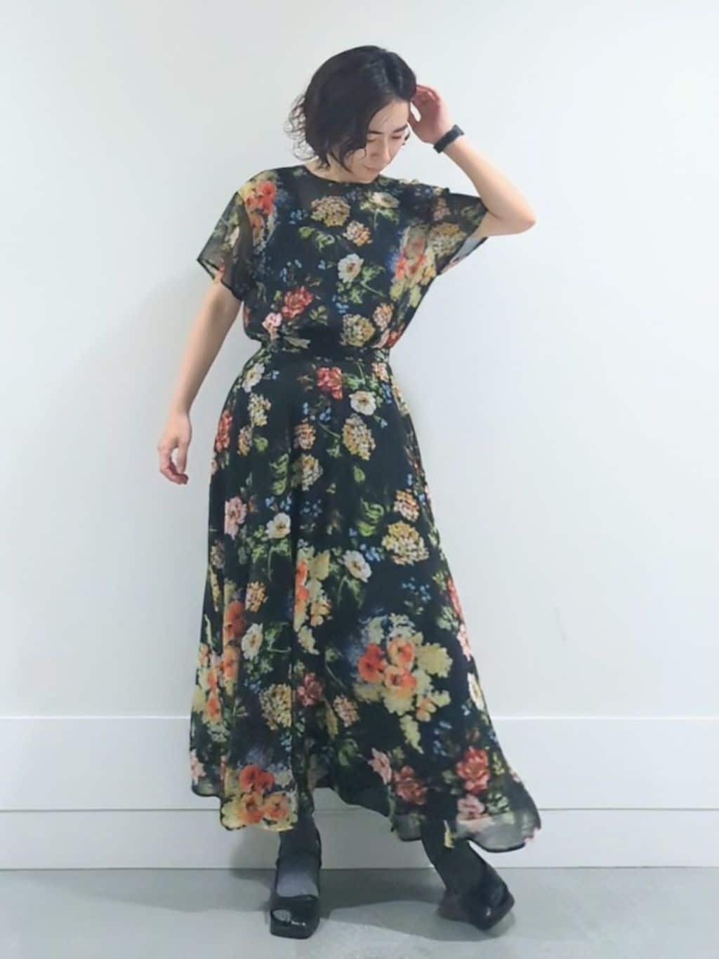 ミズタさんの「UNTITLED｜【セットアップ可/花柄エレガント】アンティークフラワー柄ブラウス」を使ったコーディネート