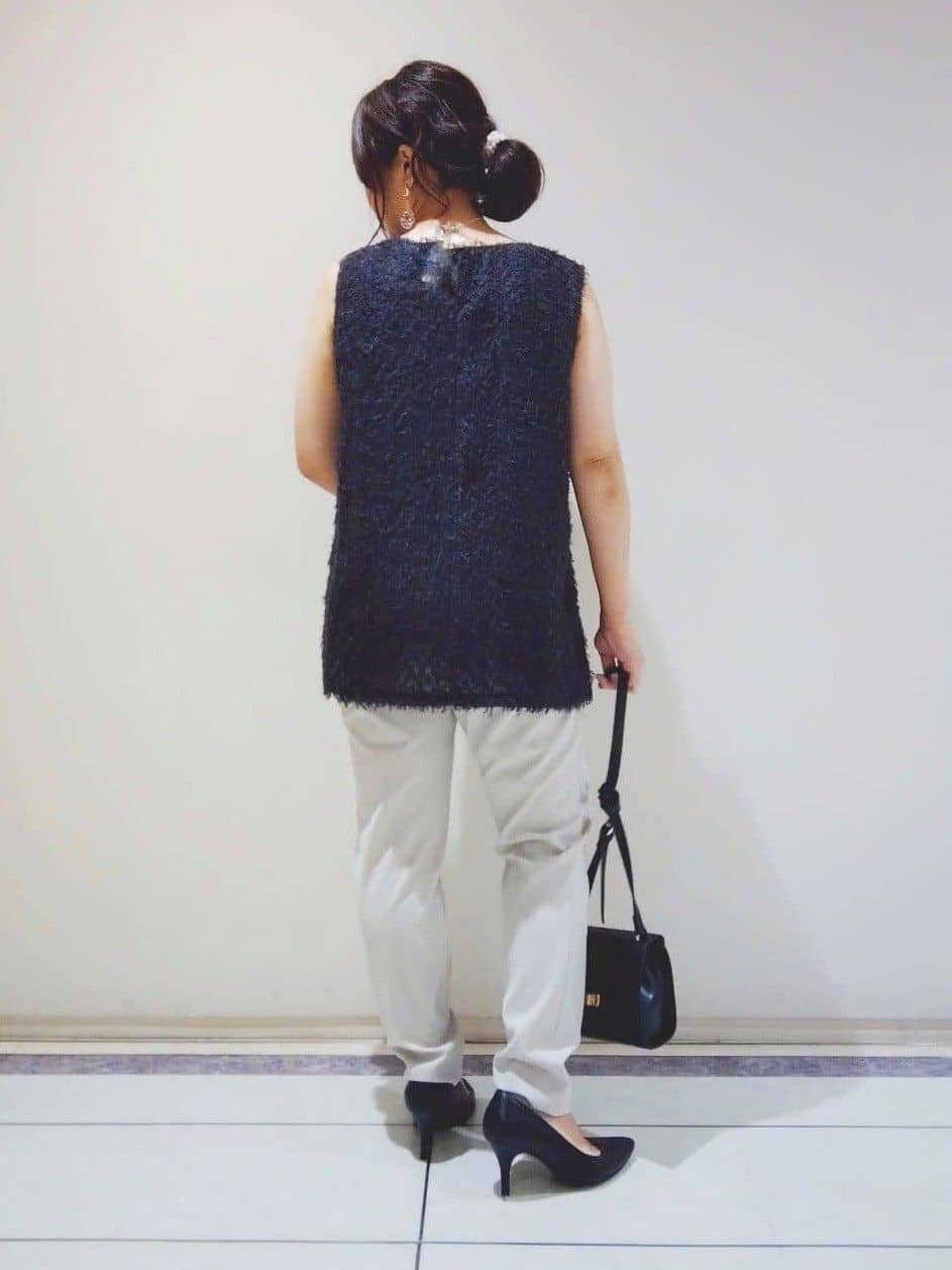 TOMOMIさんの「INDIVI｜人気NO.1【褒められパンツ／高ストレッチ／ウエストゴム】タックテーパードパンツ」を使ったコーディネート