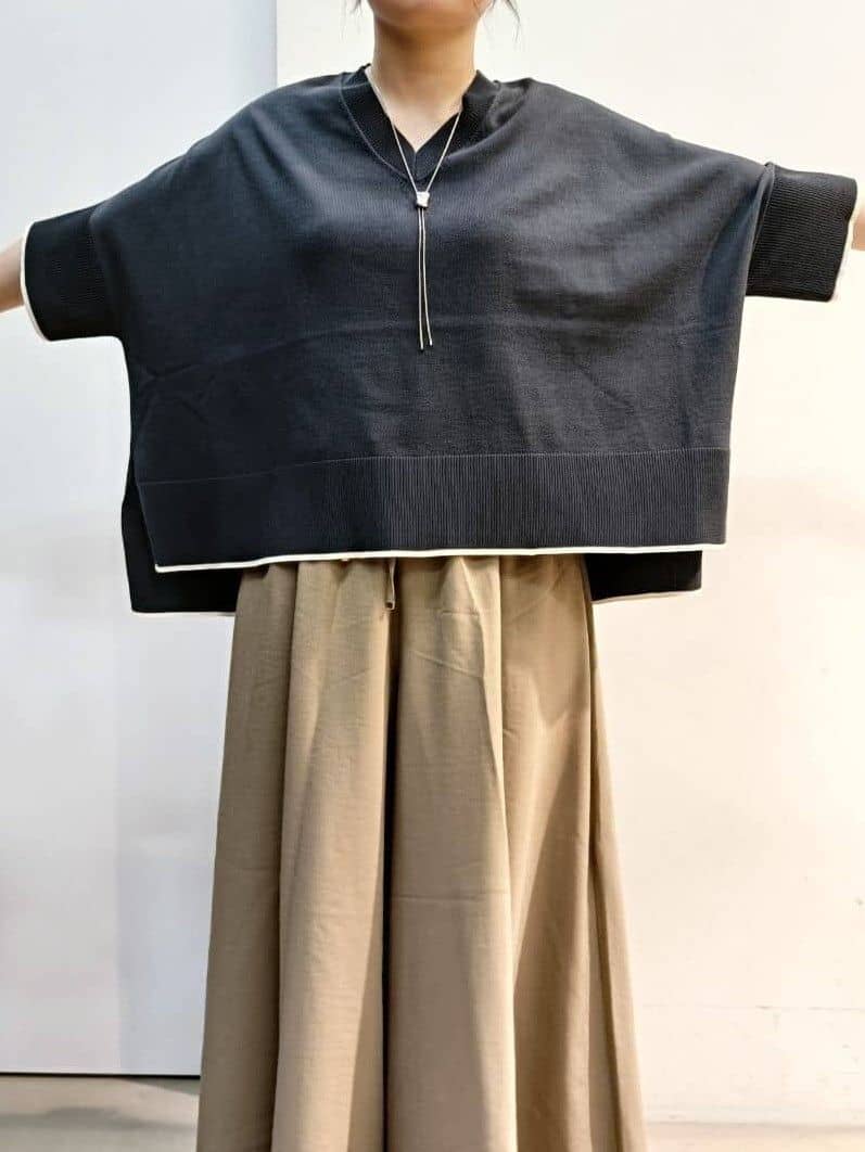 あんさんの「THE SHOP TK｜Vネックドルマンニット【毛玉になりにくい/洗濯機OK】」を使ったコーディネート
