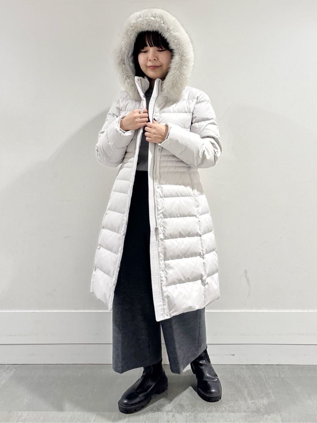 モエカさんの「UNTITLED｜【はっ水機能/フード取り外し可/防寒】ロングダウンコート」を使ったコーディネート