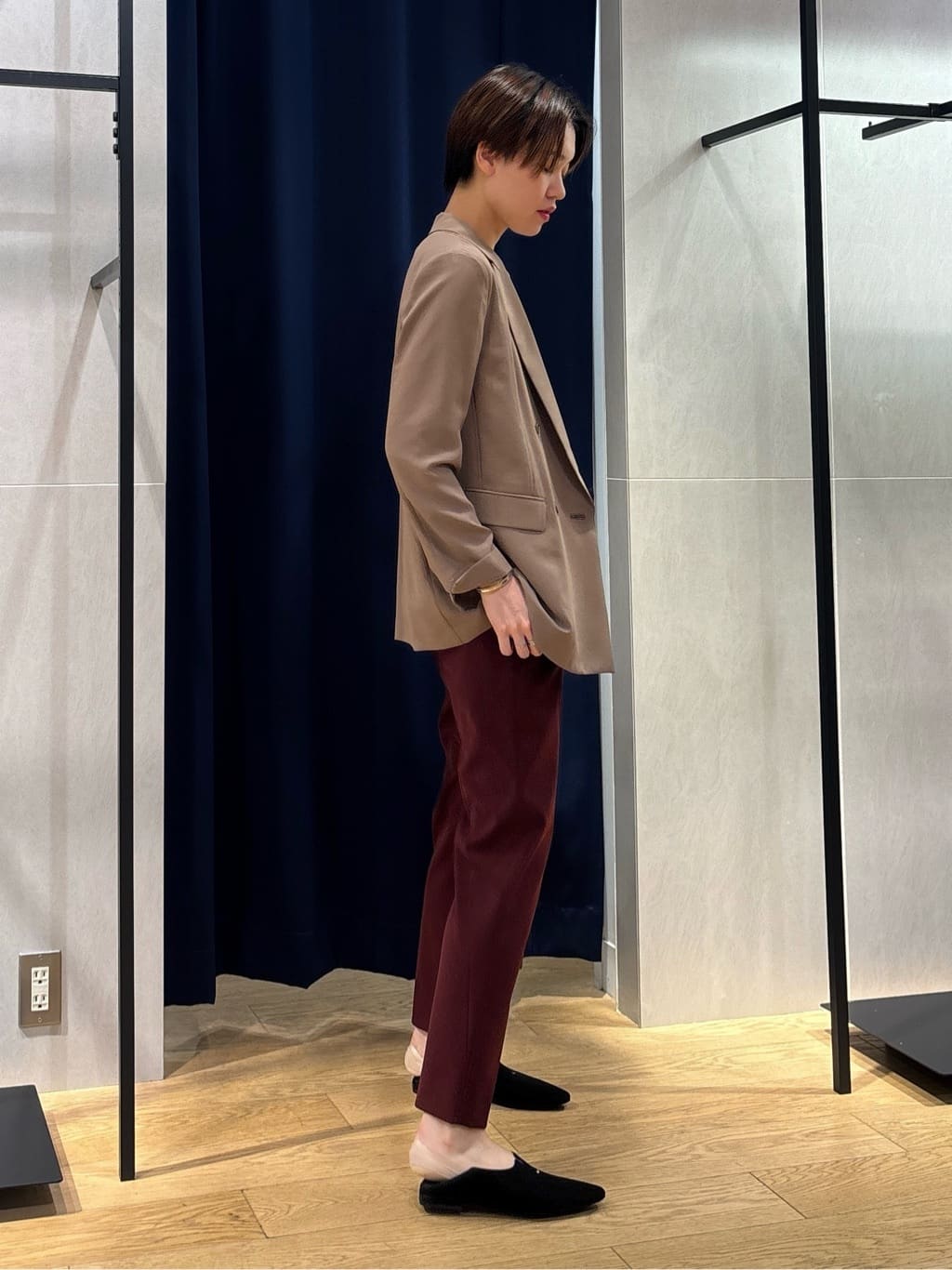 kanaeさんの「INDIVI｜人気NO.1【褒められパンツ／高ストレッチ／ウエストゴム】タックテーパードパンツ」を使ったコーディネート