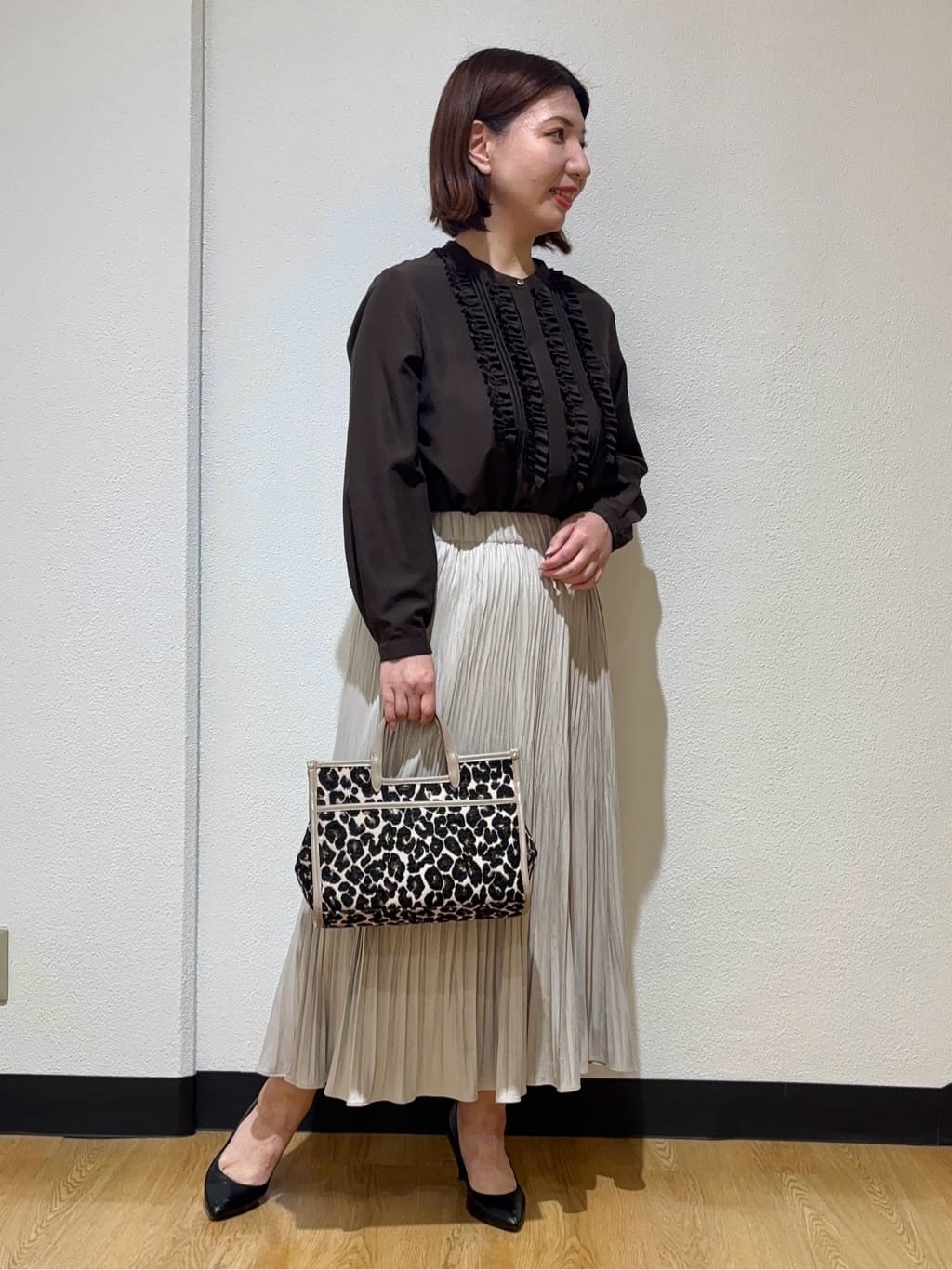 MIKIKOさんの「UNTITLED｜【1枚で着映え/オンオフ着回し】フリルサテンブラウス」を使ったコーディネート