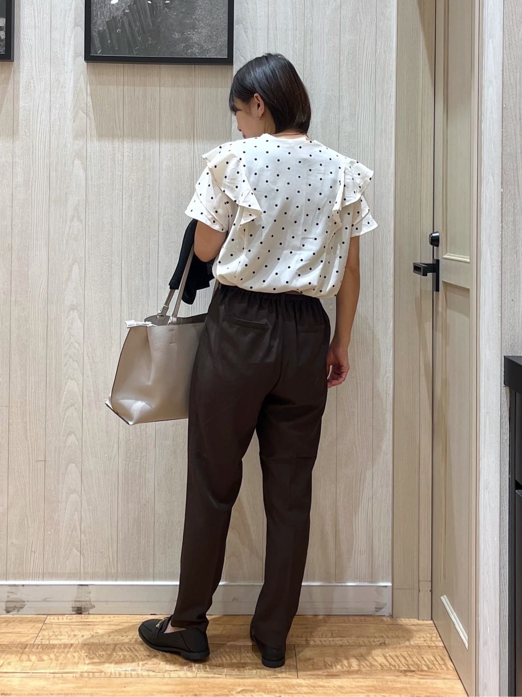 shirayuuuさんの「SHOO･LA･RUE｜【無地/ドット柄】お袖フリルが華やぐ きれいめブラウス」を使ったコーディネート