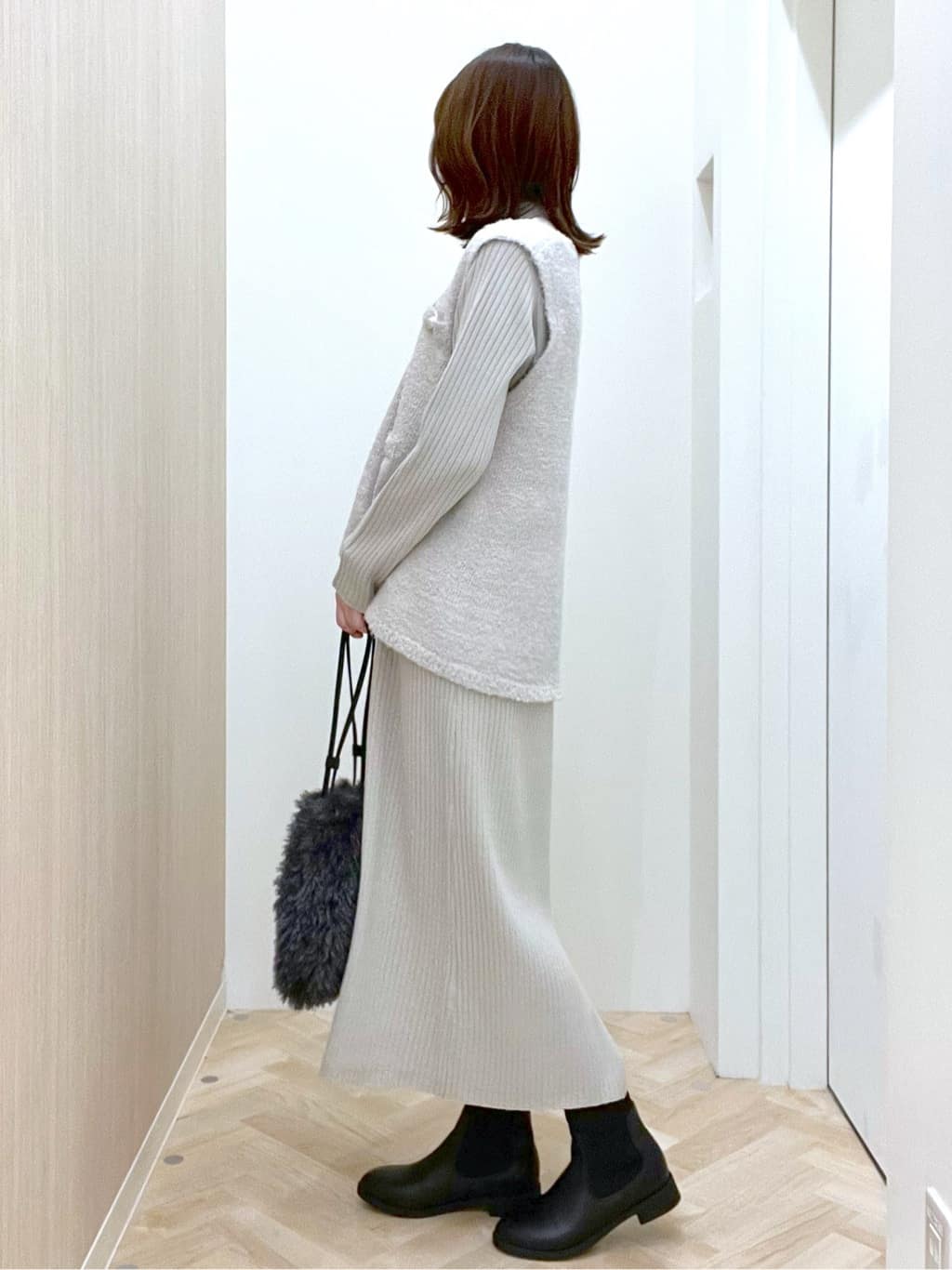  おまつさんの「grove｜【2点SET/体型カバー】一枚で決まる、ペプラムベスト&times;ニットワンピース」を使ったコーディネート