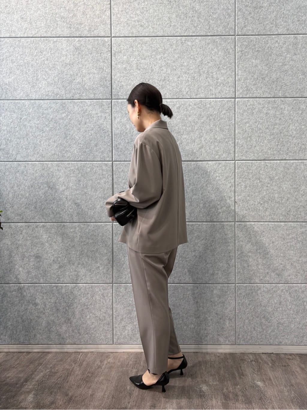 ayanoさんの「INDIVI｜Comfy SET UP｜イージーテーパードパンツ【セットアップ対応／通勤/カセット服】」を使ったコーディネート