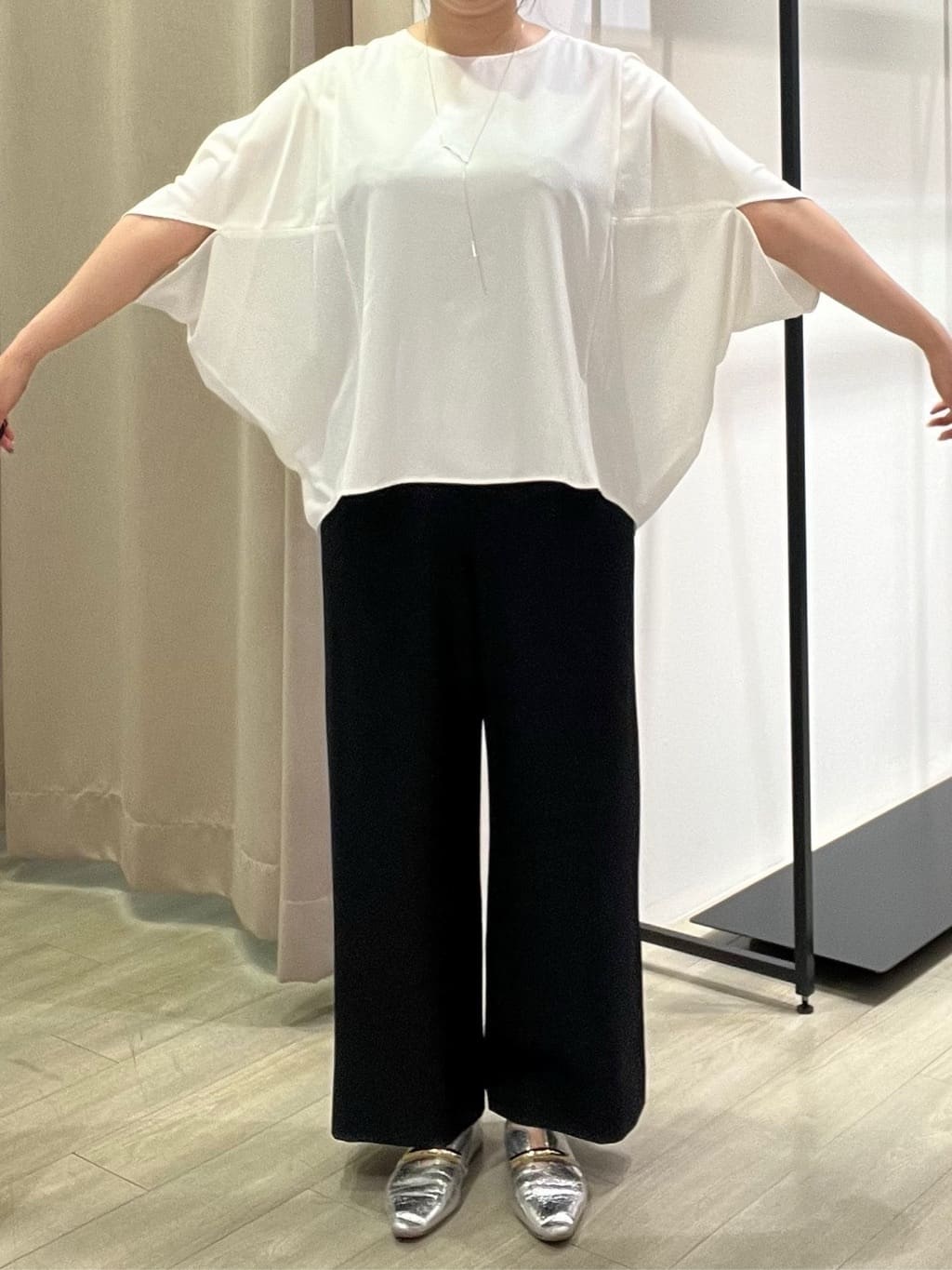 TOMOMIさんの「INDIVI｜【体型カバー/SETUP可能】ジョーゼット　ドルマンブラウス」を使ったコーディネート