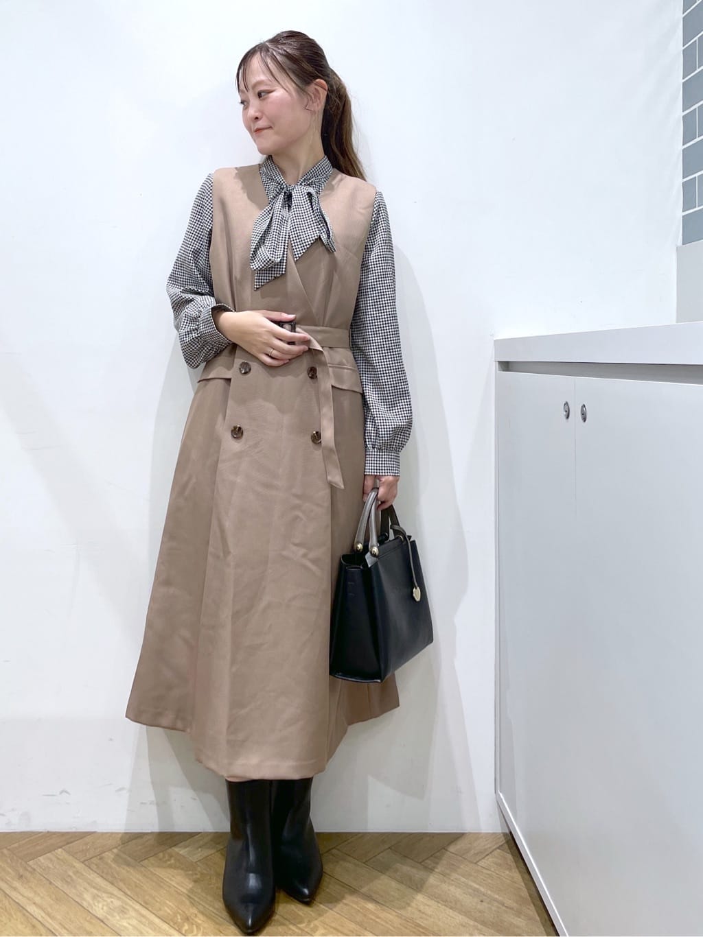 Junさんの「index｜トレンチディティールワンピース【洗濯機OK／イージーアイロン／防シワ】」を使ったコーディネート