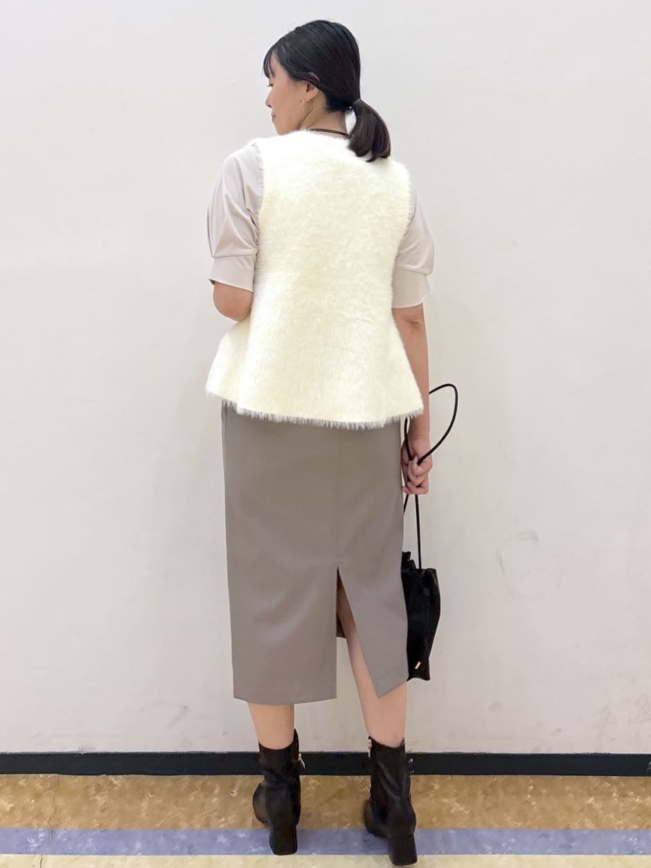 akariさんの「index｜《andGIRL掲載》フェザーペプラムジレ【洗濯機OK／抗ピル】」を使ったコーディネート