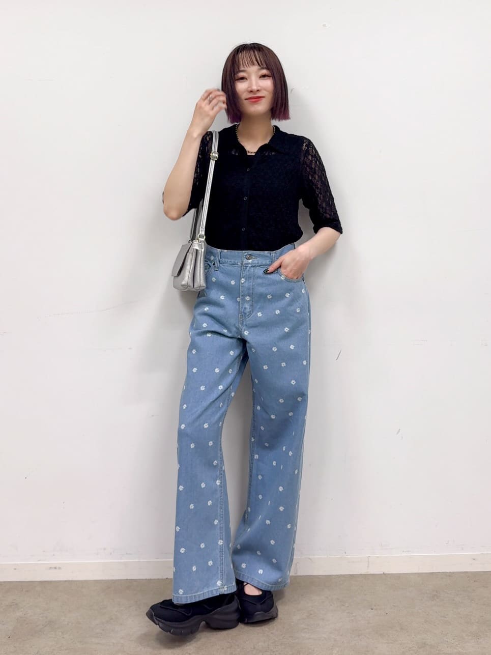 𝐜𝐡𝐢𝐤𝐚さんの「SHOO･LA･RUE｜【S-LL】周りと差がつく デイジー柄デニムワイドパンツ」を使ったコーディネート
