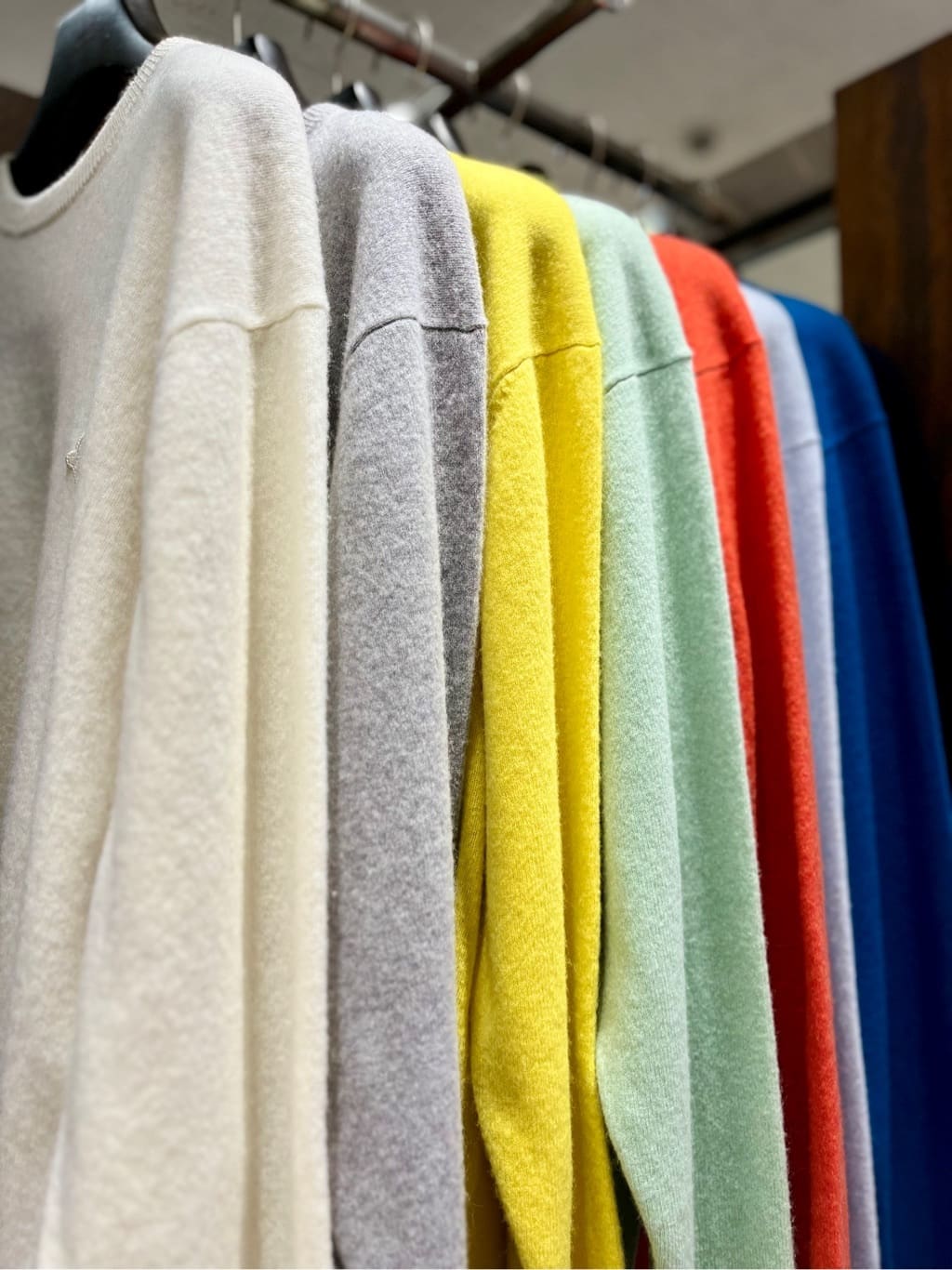 uedaさんの「TAKEO KIKUCHI｜【Air Palette Knit】ワンポイント カラーニット プルオーバー」を使ったコーディネート