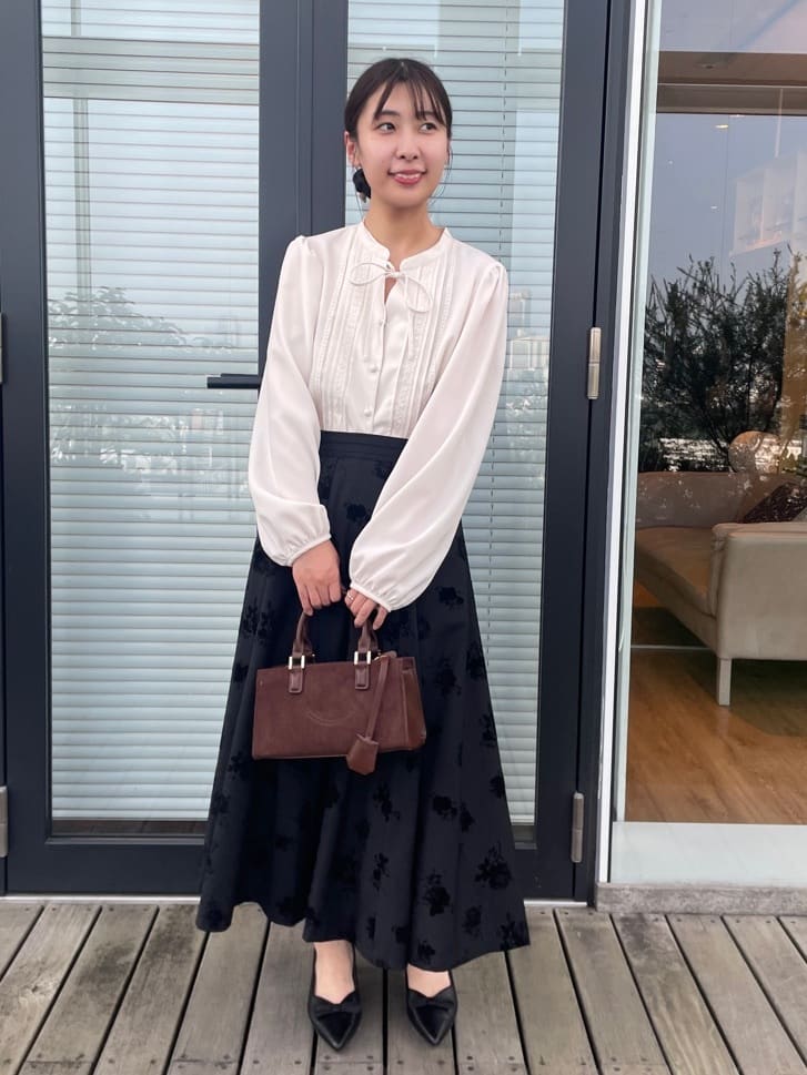 abeさんの「Couture brooch｜【大人可愛い・通勤】ピンタックレースブラウス」を使ったコーディネート