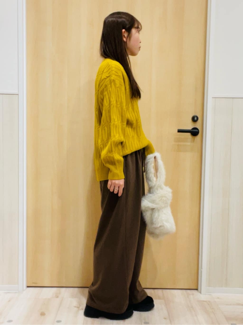 minamiさんの「SHOO･LA･RUE｜【あったか/S-LL】ゆるっとリラクシーに イージーワイドパンツ」を使ったコーディネート