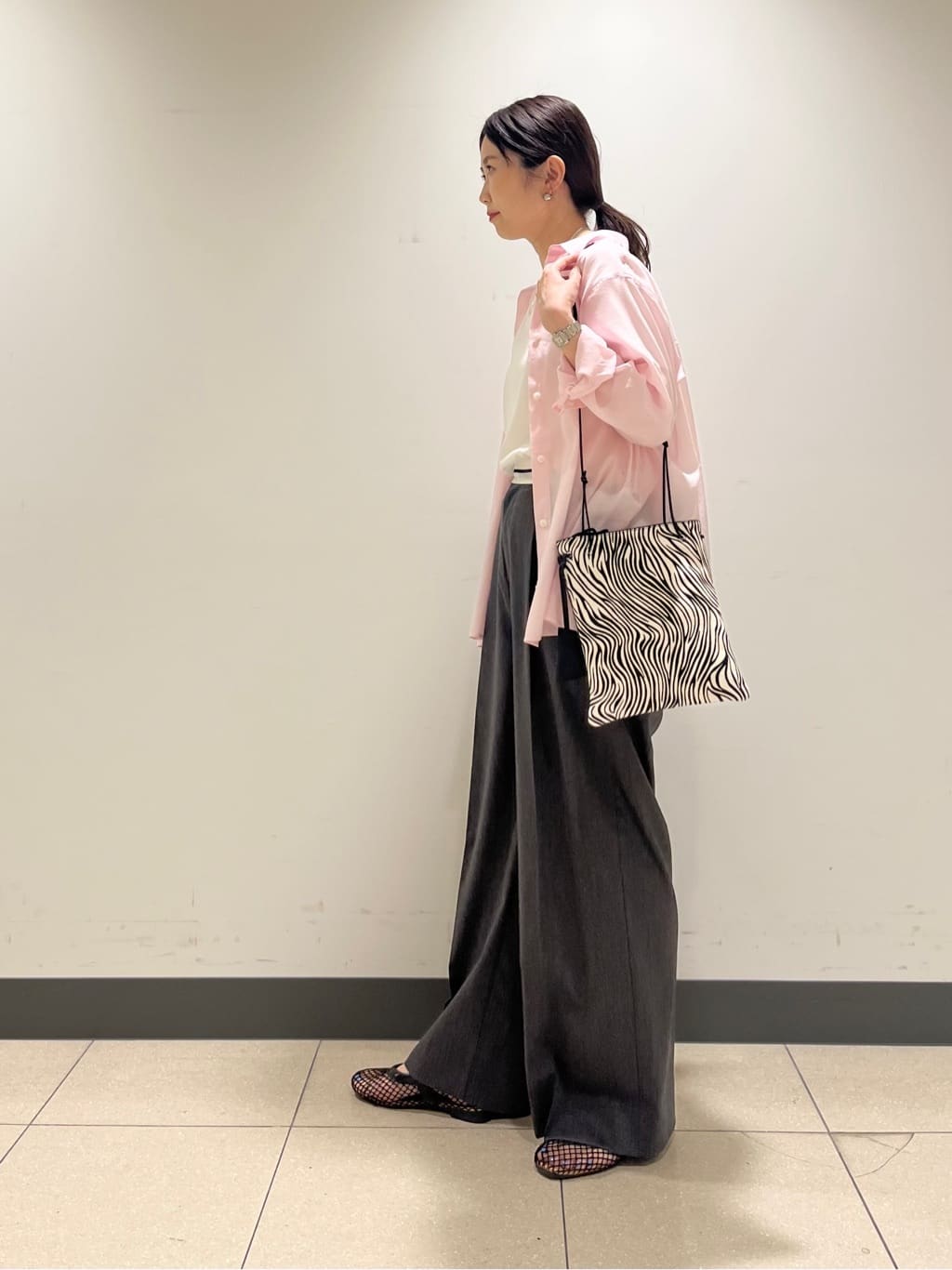 shokoさんの「INDIVI｜【体型カバー／清涼感】シアーオーバーシャツ」を使ったコーディネート
