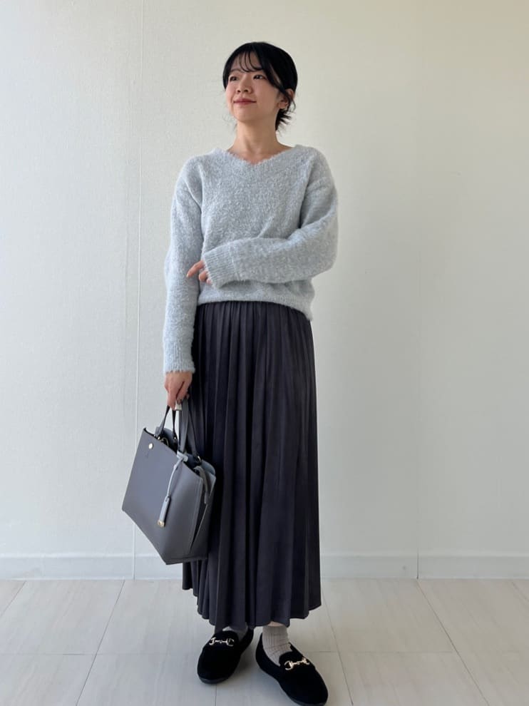 Mori Moriさんの「index｜スパンコールフェザーVネックニット【洗濯機OK】」を使ったコーディネート