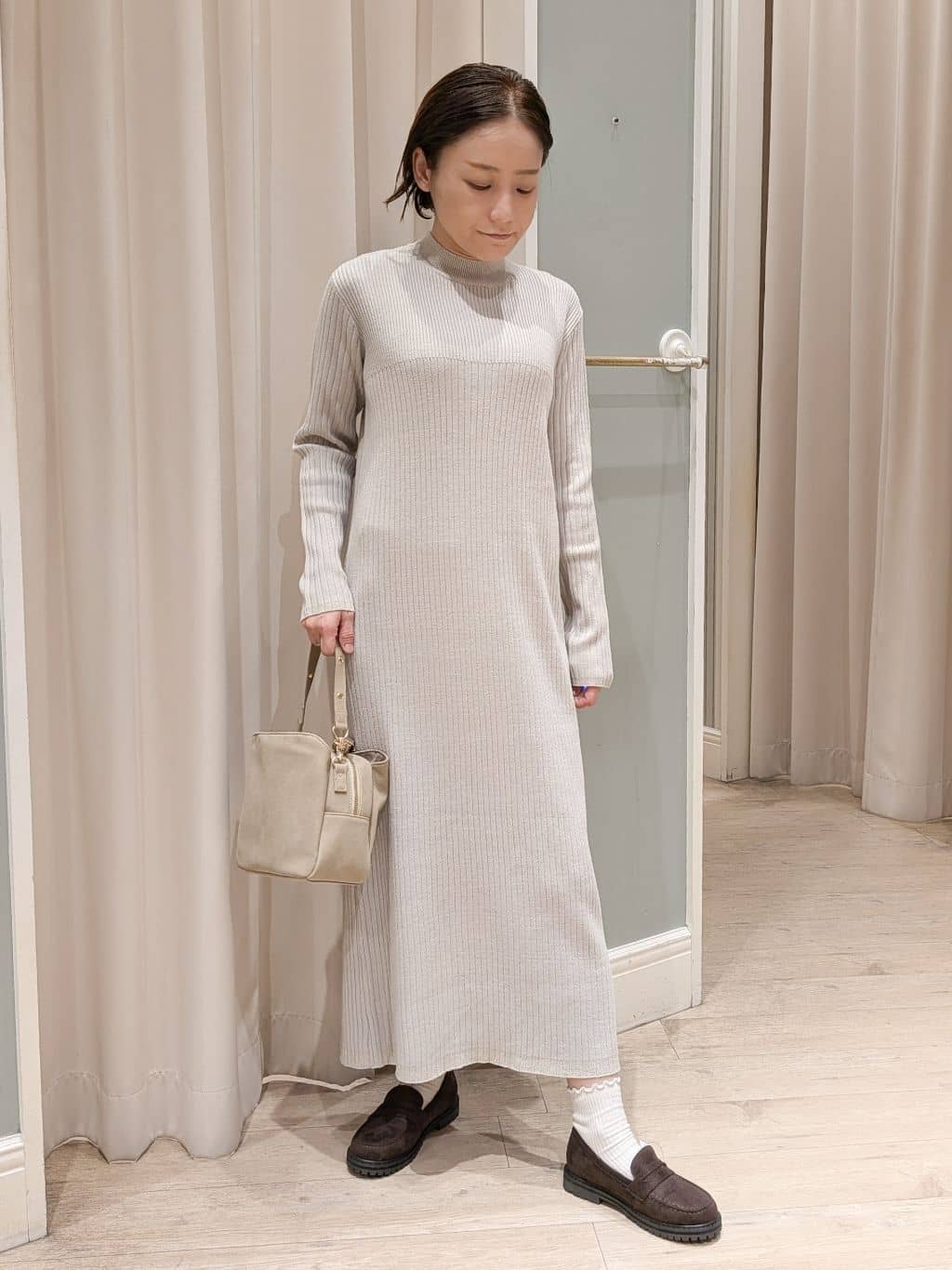 ちゃさんの「grove｜【2点SET/体型カバー】一枚で決まる、ペプラムベスト&times;ニットワンピース」を使ったコーディネート