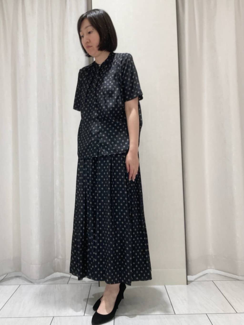 わたなべさんの「UNTITLED｜【セットアップ可/リラクシー/通勤】スクエアジオメ柄ブラウス」を使ったコーディネート