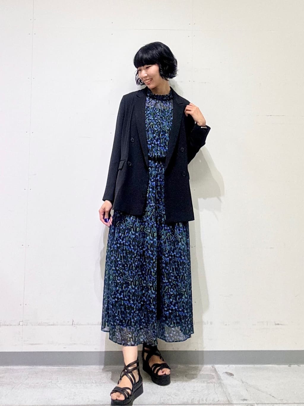 naoさんの「INDIVI｜【秋映え柄/セットアップ可能】フラワーシフォンブラウス」を使ったコーディネート