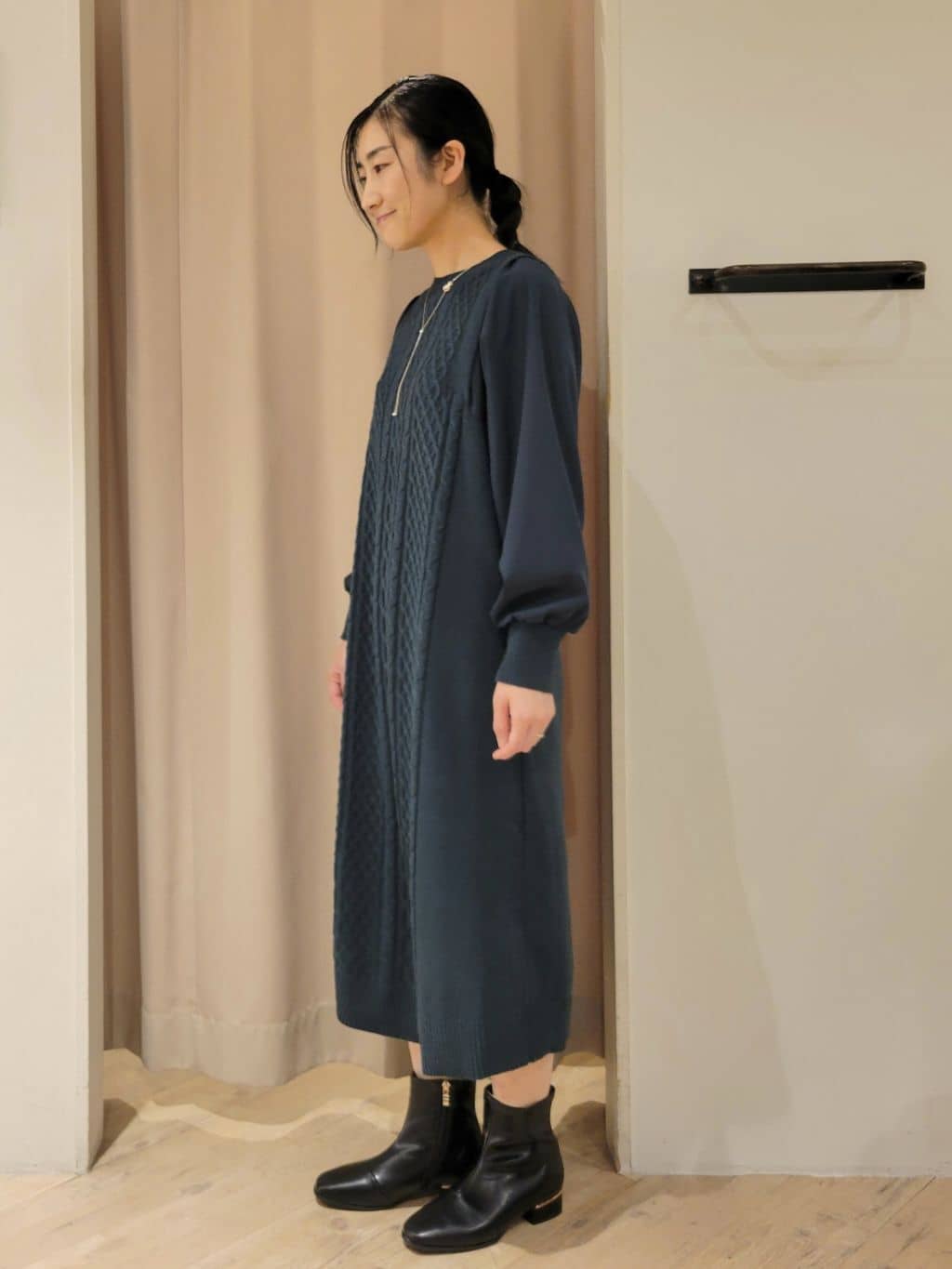 いそさんの「grove｜一枚で華やぐ、袖布帛ケーブルニットワンピース」を使ったコーディネート