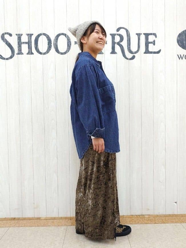 とろろさんの「SHOO･LA･RUE｜グラフィックアソート ベーシックロンT」を使ったコーディネート