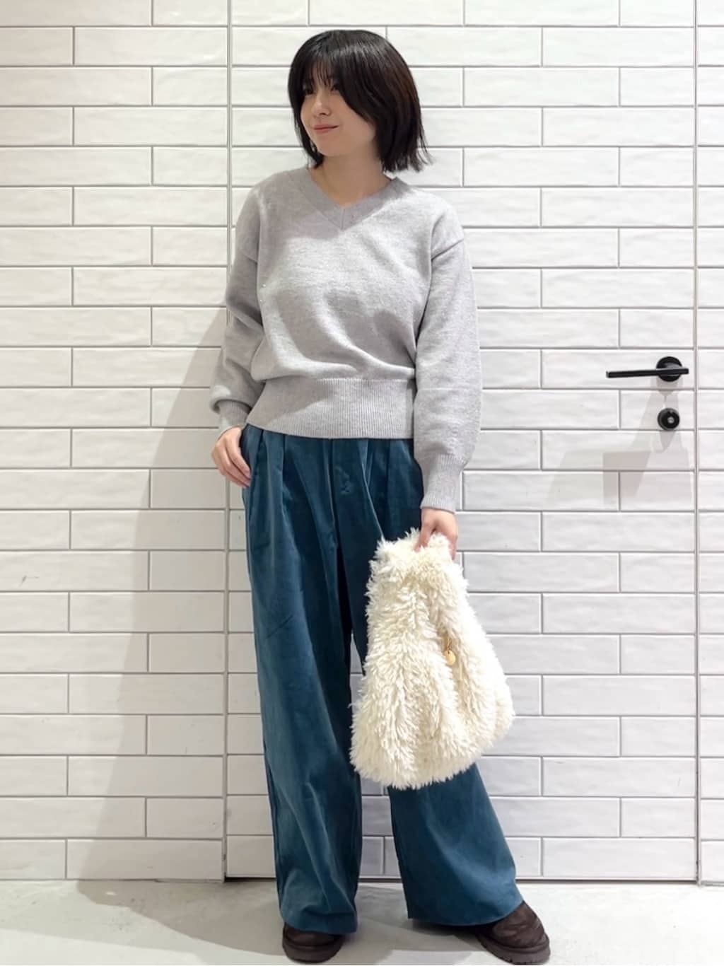 しおりさんの「OPAQUE.CLIP｜Vネックラメニット【洗濯機OK】」を使ったコーディネート