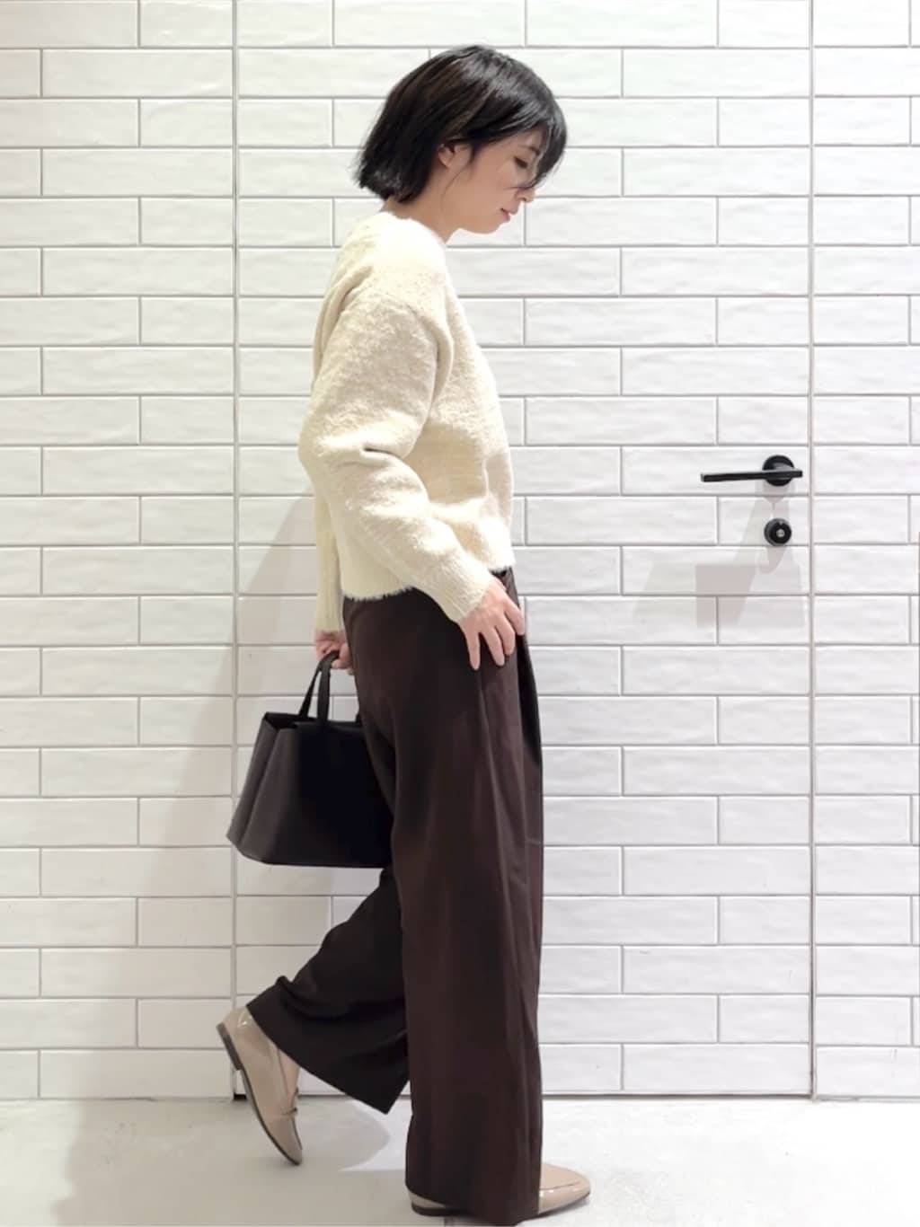 しおりさんの「OPAQUE.CLIP｜スパンコールフェザーVネックニット【洗濯機OK】」を使ったコーディネート