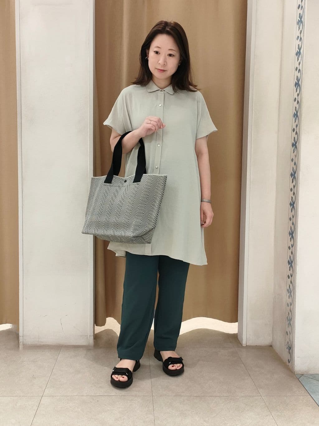 junさんの「SHOO･LA･RUE｜【S-LL/体型カバー】さらりとしたタッチが心地よい バックギャザーブラウス」を使ったコーディネート
