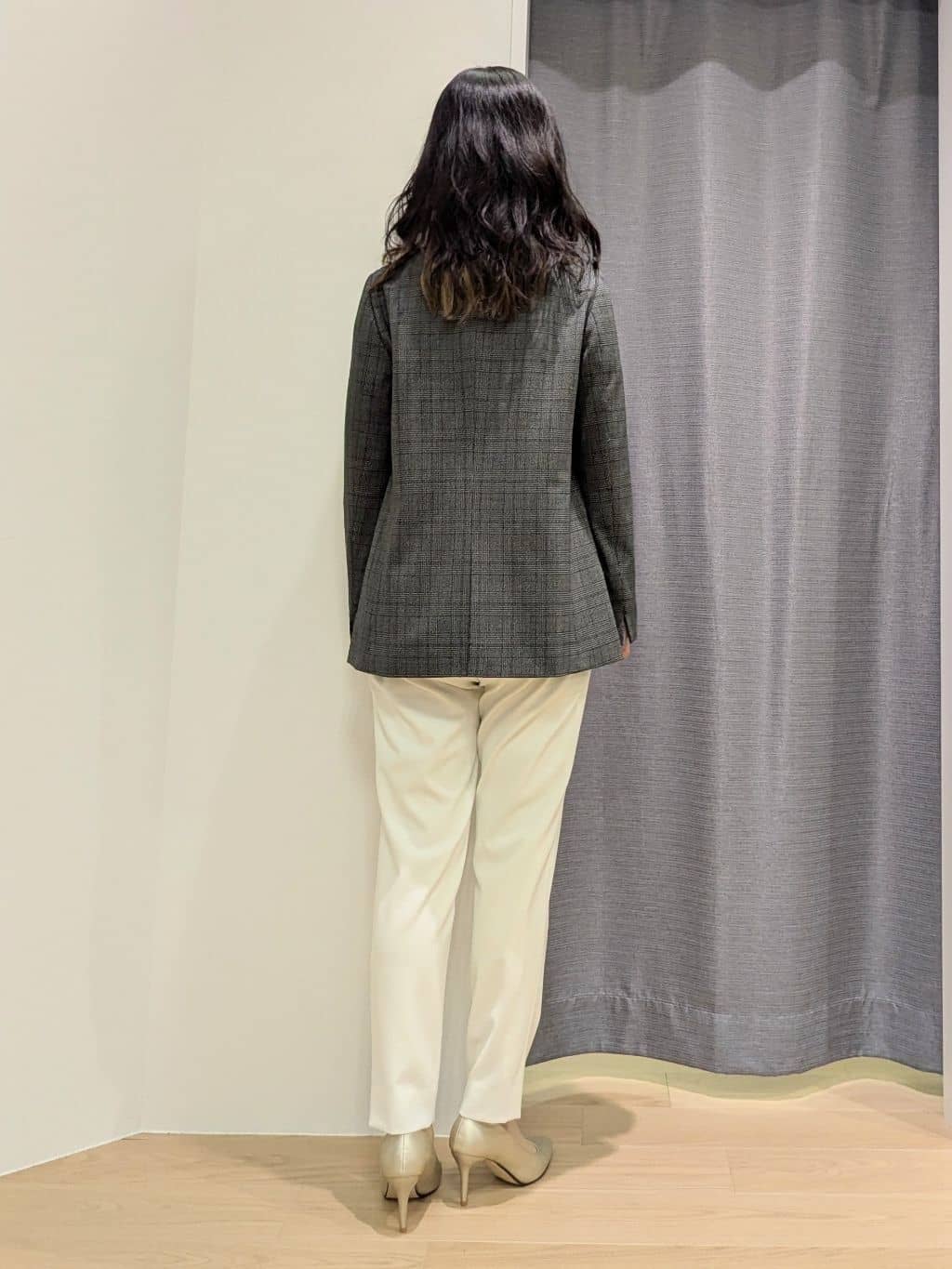 miiさんの「INDIVI｜人気NO.1【褒められパンツ／高ストレッチ／ウエストゴム】タックテーパードパンツ」を使ったコーディネート