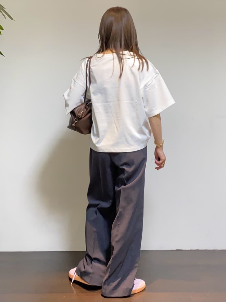 tomoさんの「UNTITLED｜【コットン100/ゆったり/ショート丈/洗える】ベロアロゴTシャツ」を使ったコーディネート