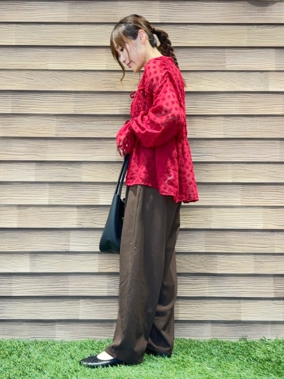 himiさんの「SHOO･LA･RUE｜華やかにさをプラスする シアードビー シャーリングブラウス」を使ったコーディネート