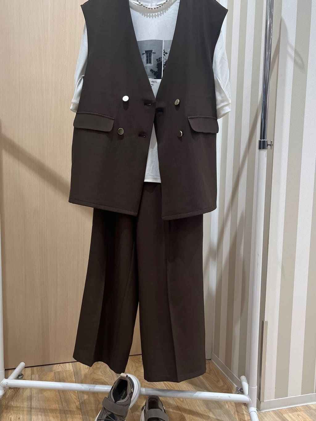 みわさんの「SHOO･LA･RUE｜【S-LL/セットアップ可/洗濯後しわになりにくい】ダブルベスト」を使ったコーディネート