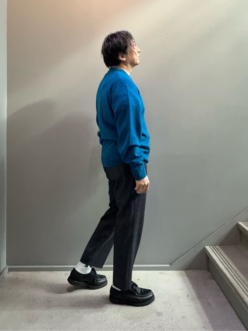 デザイナーTAKEman さんの「TAKEO KIKUCHI｜【Air Palette Knit】ワンポイント カラーニット プルオーバー」を使ったコーディネート