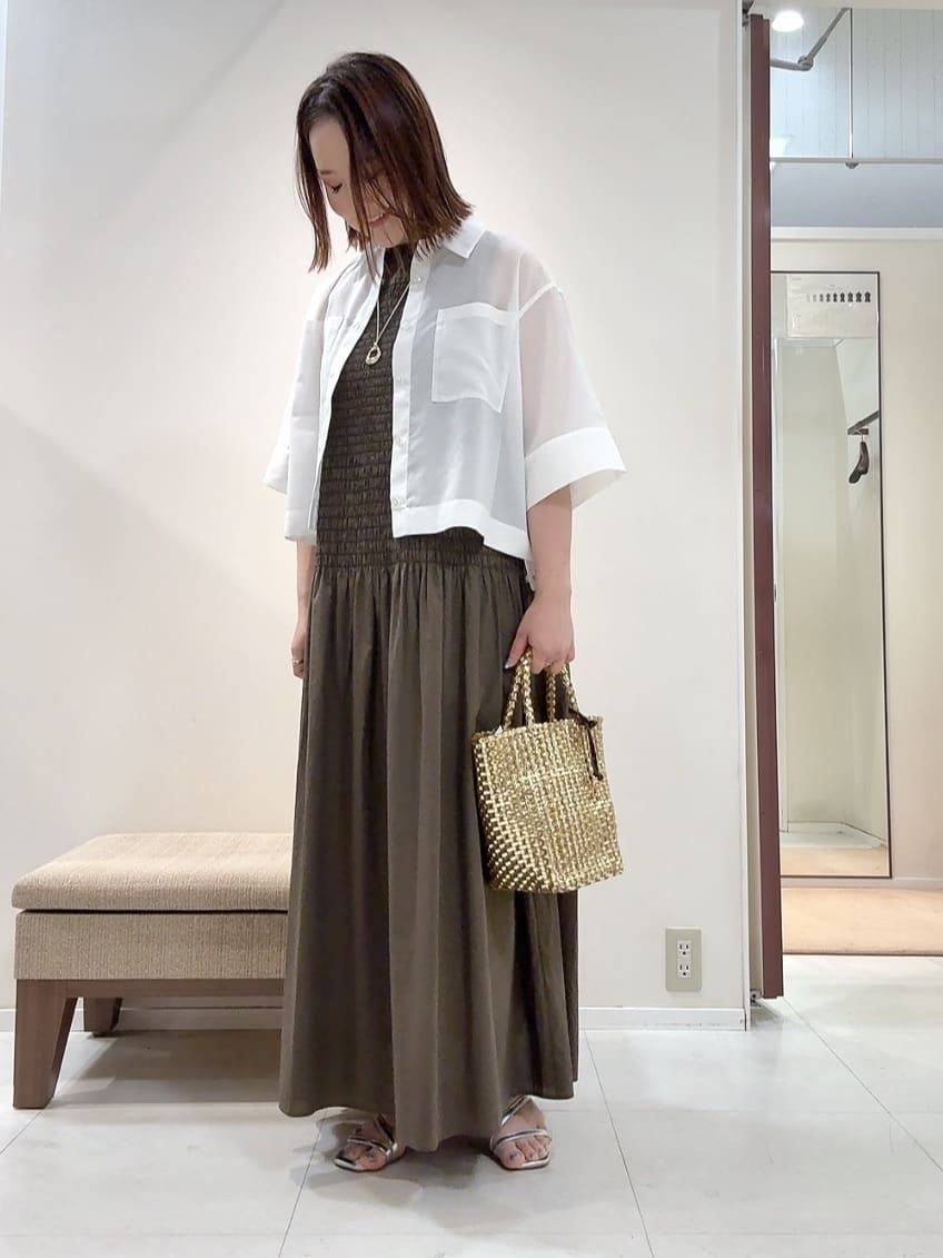 YUIさんの「UNTITLED｜【前開き/洗える】ショート丈シアーシャツ」を使ったコーディネート