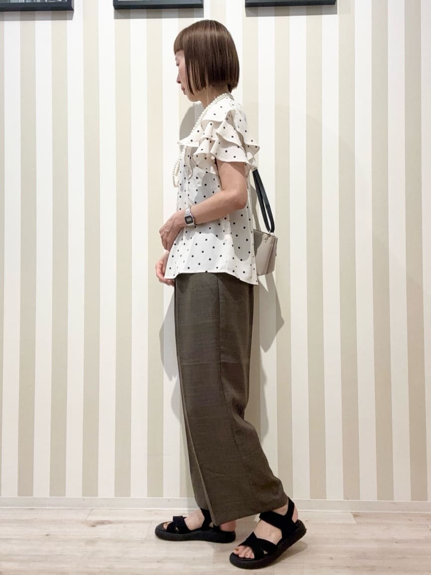 まつこさんの「SHOO･LA･RUE｜【無地/ドット柄】お袖フリルが華やぐ きれいめブラウス」を使ったコーディネート