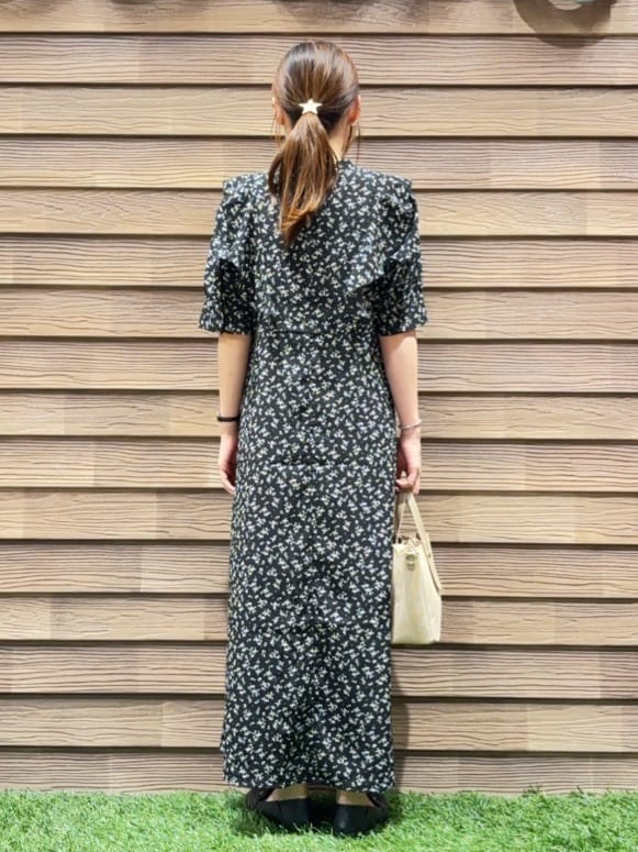 himiさんの「SHOO･LA･RUE｜【S-LL】クラシカルな 花柄ワンピース」を使ったコーディネート