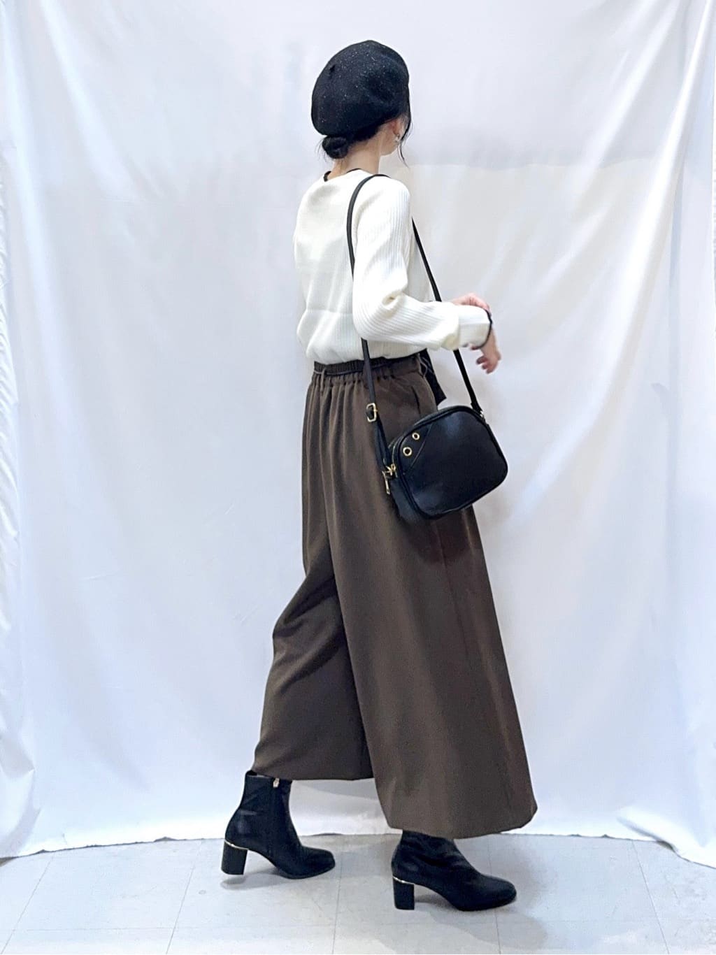 𝐇𝐢𝐫𝐨𝐦𝐢さんの「SHOO･LA･RUE｜【S-LL/2点セット】脚のラインを拾いにくい ベルト付きタックスカーチョパンツ」を使ったコーディネート