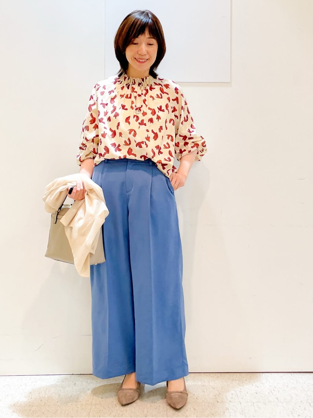 めいさんの「Reflect｜【ジャケットのインナーにおすすめ◎】花柄タックデザインブブラウス」を使ったコーディネート
