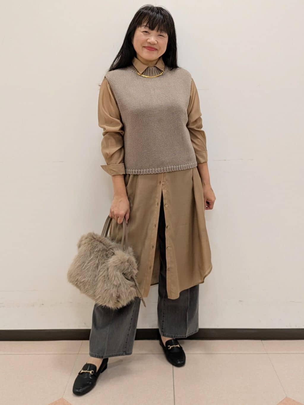 ともさんの「UNTITLED｜【ニットと重ね着に/前開きボタン】シアーロングシャツ」を使ったコーディネート
