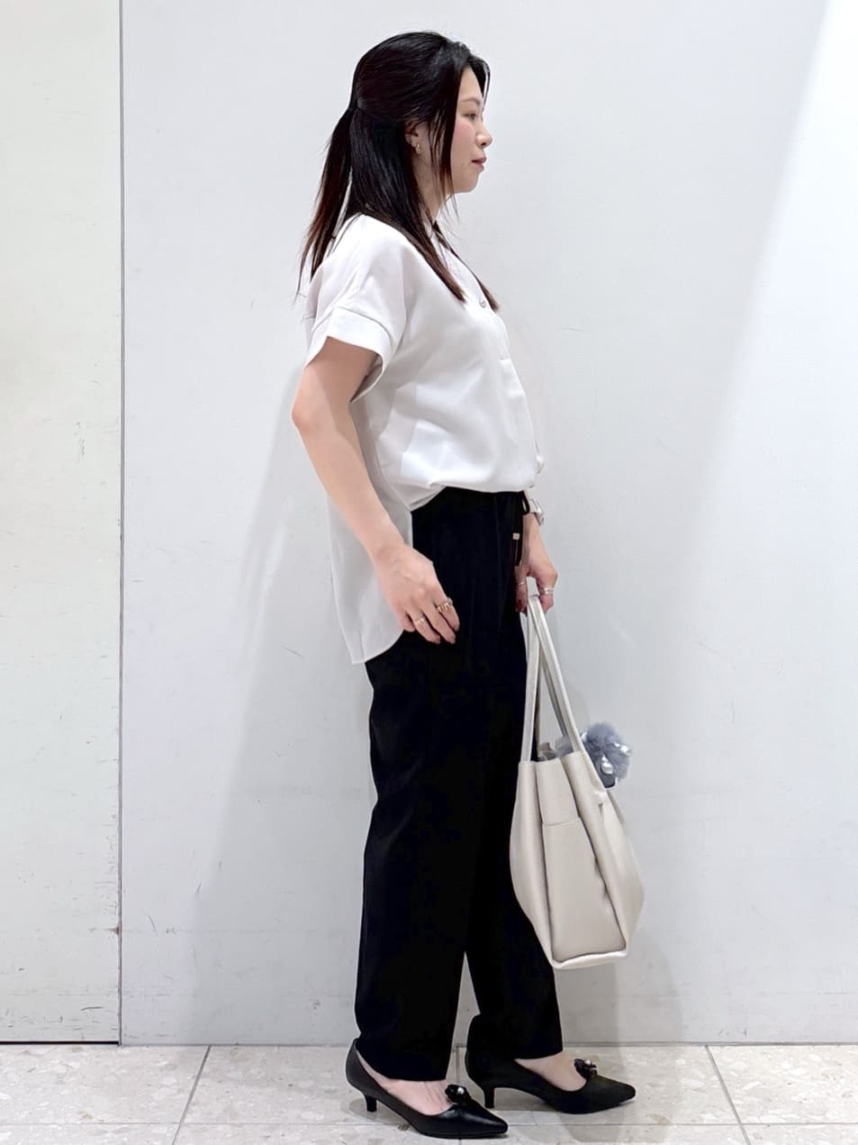 mameさんの「OPAQUE.CLIP｜《5色展開／SS-LLサイズ》スキッパー金ボタンブラウス／セットアップ対応【防シワ／ストレッチ／洗濯」を使ったコーディネート