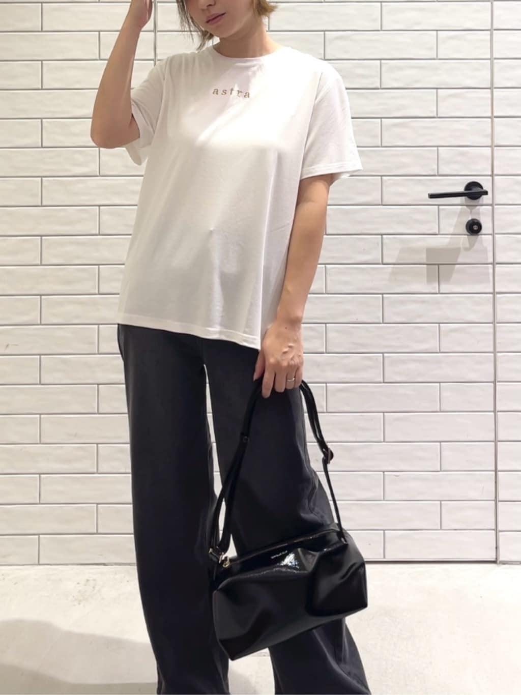 しおりさんの「OPAQUE.CLIP｜メタリック刺繍ロゴTシャツ【接触冷感／洗濯機洗い可】」を使ったコーディネート