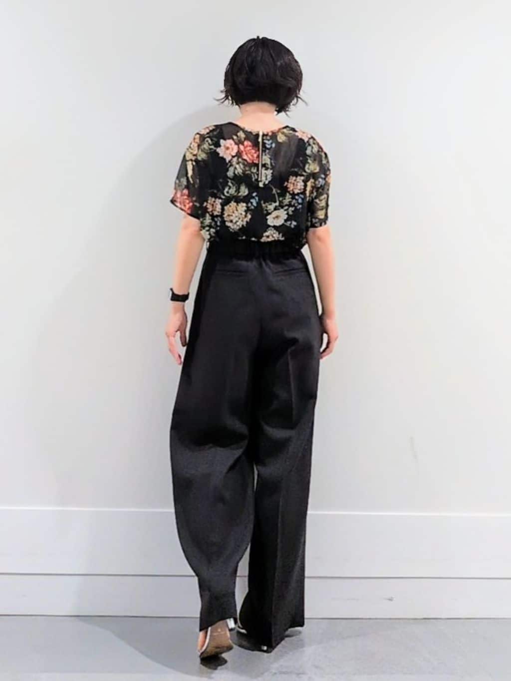 ミズタさんの「UNTITLED｜【セットアップ可/花柄エレガント】アンティークフラワー柄ブラウス」を使ったコーディネート